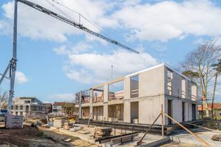 In het centrum van het charmante Gierle komt dit eigentijdse woonproject tot leven. Met een gevarieerd aanbod aan wooneenheden biedt Park Ligtenberg ruimte aan verschillende levensstijlen en gezinnen, van starters tot doorstromers. Een van de hoogtepunten van Park Ligtenberg is het publiek toegankelijke park dat tussen de verschillende woonblokken wordt aangelegd.<br /><br />Het project omvat 14 nieuwbouwwoningen, 12 moderne appartementen, 5 appartementen met een klassiekere uitstraling, en één unieke erfgoedwoning die zorgvuldig gerenoveerd zal worden. Elke wooneenheid is ontworpen met oog voor detail, duurzaamheid en comfort.<br /><br /><span>Moderne appartementen</span>: <br />Deze appartementen variëren van 1 tot 4 slaapkamers en zijn ruim opgezet, met een eigentijdse afwerking. Ze vormen de perfecte woonoplossing voor alleenstaanden, jonge gezinnen en 50-plussers waarvan de kinderen bijvoorbeeld uit huis zijn.<br /><br /><span>Klassieke appartementen</span>: <br />Deze 5 appartementen combineren moderne gemakken met een iets traditionelere uitstraling, wat zorgt voor een unieke woonsfeer.<br /><br />De wooneenheden worden uitgerust met een lucht-water of geothermische warmtepomp in combinatie met vloerverwarming.<br />Dankzij deze slimme technologie kan een bijzonder laag E-peil worden bereikt (tot E20).<br /><br />Voor inzage van de verkoopplannen en verkooplastenboek, kan u vrijblijvend een afspraak maken op kantoor.