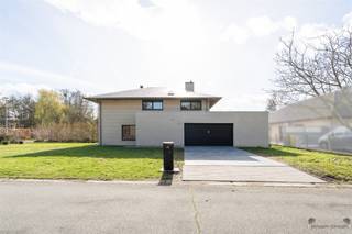 <p><span>VILLA MODERNE AVEC FINITIONS DE LUXE À TREMELO</span></p><p><span> </span></p><p><span>Cette impressionnante maison moderne à Tremelo offre tout ce que vous souhaitez pour une vie de famille confortable dans un environnement calme et verdoyant. Avec une surface habitable totale de 240 m² et un terrain de 1176 m², vous avez plus qu'assez d'espace pour une grande famille.</span></p><p><span> </span></p><p><span>POINTS FORTS DE L'INTÉRIEUR</span></p><p><span> </span></p><p><span>La propriété dispose de quatre chambres généreuses qui sont parfaites pour une famille ou qui offrent des possibilités de bureaux et de chambres d'hôtes. Les chambres sont dotées de planchers en bois et de grandes fenêtres qui laissent entrer beaucoup de lumière naturelle et offrent des vues sur les environs verdoyants.</span></p><p><span> </span></p><p><span>La cuisine-salle à manger ouverte est le cœur de cette maison. Avec son sol en marbre et ses matériaux modernes, cet espace crée un cadre de vie élégant et fonctionnel. La cuisine est dotée d'un mobilier de qualité et d'un îlot central, parfait pour la cuisine moderne et les réceptions. De grandes portes coulissantes relient la cuisine à la terrasse et au jardin, créant ainsi une extension harmonieuse de votre espace de vie.</span></p><p><span> </span></p><p><span>La salle de bains est luxueusement aménagée avec une baignoire autoportante, une douche avec cabine à l'italienne et des équipements sanitaires de haute qualité. Toutes les installations sanitaires sont modernes et équipées de chauffage pour plus de confort.</span></p><p><span> </span></p><p><span>CARACTÉRISTIQUES PARTICULIÈRES</span></p><p><span> </span></p><p><span>La maison dispose d'une buanderie séparée avec des connexions pour les appareils de lavage et de séchage. L'entrée se fait par un élégant couloir dont le sol est en marbre et qui dessert toutes les pièces. Un bel escalier en bois donne accès à l'étage supérieur avec les chambres.</span></p><p><span> </span></p><p><span>La propriété dispose également d'un garage très pratique avec un espace de stockage supplémentaire. Cet espace de stockage fermé protège les véhicules et offre un grand espace de rangement.</span></p><p><span> </span></p><p><span>ESPACE EXTÉRIEUR ET TERRASSE</span></p><p><span> </span></p><p><span>La terrasse de cette propriété est vraiment remarquable, avec de grandes dalles de marbre et une connexion directe à l'espace cuisine ouvert. La terrasse vous invite à vous détendre et à vous divertir. Depuis la terrasse, vous pouvez profiter de la vaste pelouse qui s'étend sur l'ensemble du terrain.</span></p><p><span> </span></p><p><span>Le terrain est entretenu avec des haies denses et de la verdure, ce qui garantit l'intimité et une atmosphère naturelle et sereine. Le jardin spacieux offre des possibilités infinies de détente, de jeu et d'entretien du jardin.</span></p><p><span> </span></p><p><span>EMPLACEMENT ET AVANTAGES</span></p><p><span> </span></p><p><span>Cette propriété est située à Tremelo, une communauté tranquille et amicale avec d'excellentes commodités. La propriété est idéale pour les familles à la recherche d'espace, de confort et d'un mode de vie moderne dans un cadre rural. Toutes les commodités nécessaires sont à proximité, y compris les écoles, les magasins et les installations de loisirs.</span></p><p><span> </span></p><p><span>Alliant un design moderne à une fonctionnalité pratique, cette propriété exclusive est le point de départ idéal pour votre future maison.</span></p>