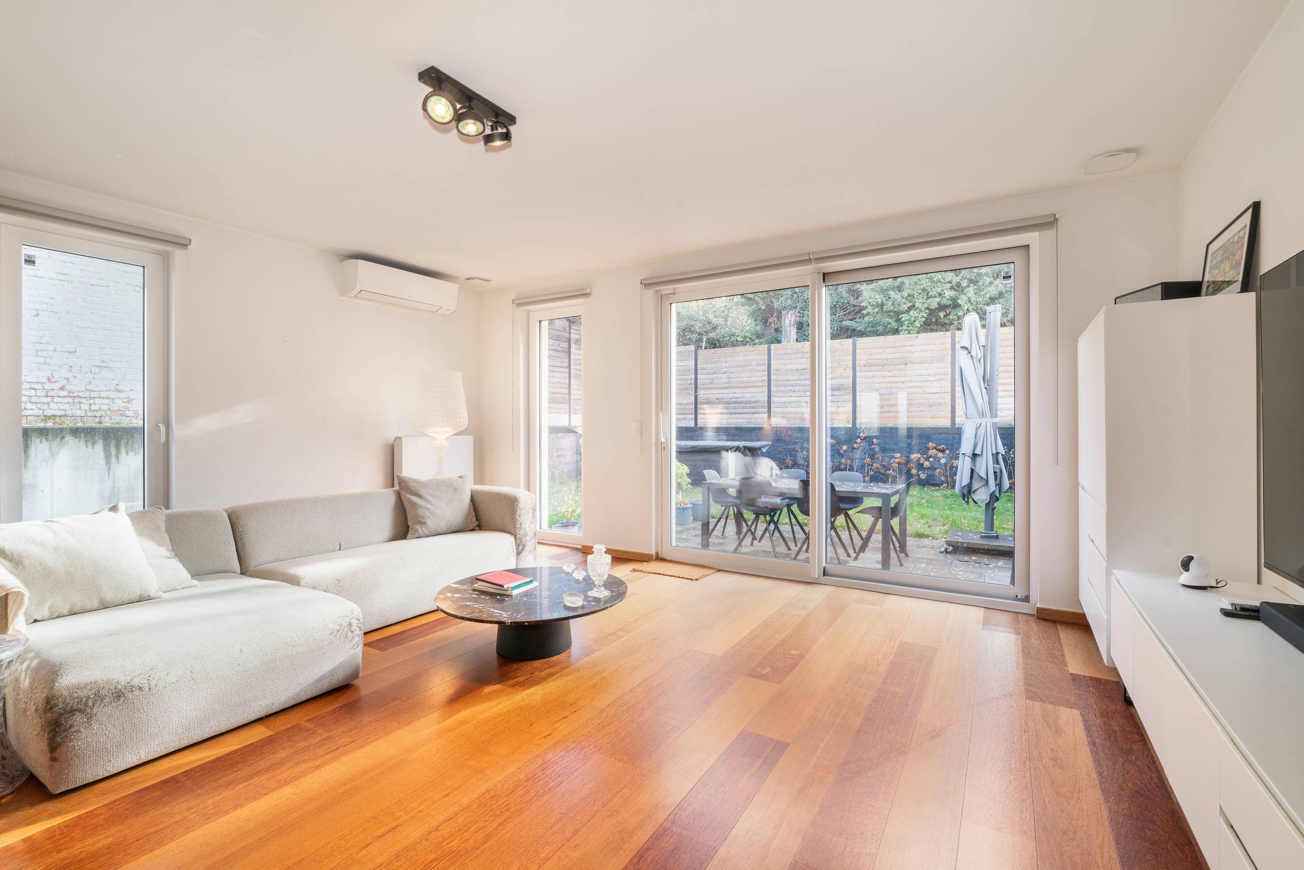 Halfopen huis in nieuwstaat met garage - foto 5