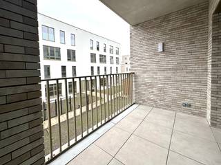 <p>ALTRO VASTGOED: Bezoekmoment op 13/10 (op afspraak). Plan uw bezichtiging in via onze website altro.be.<br />Dit modern, centraal gelegen nieuwbouwappartement, met een bewoonbare oppervlakte van 90 m² (excl. terras), omvat een ruime inkomhal met een afzonderlijk toilet, toegang tot de 2 slaapkamers en de badkamer ( inloopdouche en dubbele lavabo), een volledig ingerichte open keuken met aanpalend een praktische berging, een ruime woonkamer. Het zonnig terras van 7m2. Doorheen het appartement werd er gebruik gemaakt van duurzame materialen, voorzien van alle comfort. Het appartement is gelegen in de nieuw aangelegde straat Novaretzpad te Gent met een uitstekende ontsluiting naar Gent centrum of tal van invalswegen! Tot slot is een praktische kelder berging en een autostaanplaats aanwezig op de ondergrondse verdieping. Troeven van het appartement: Duurzame materialen, prachtig open zicht, uitstekende bereikbaarheid en omgeving, ... </p>