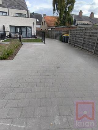 Drie parkeerplaatsen ( nr 10,11 en 17) te huur, kan ook samen gehuurd worden. Onmiddellijk beschikbaar 40€ (incl BTW) per maand en per parkeerplaats.