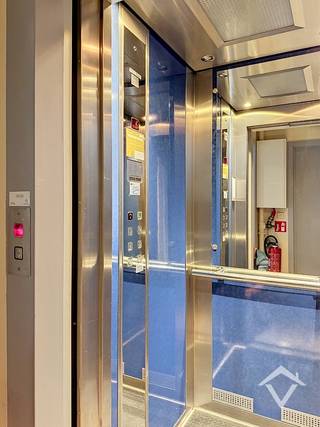 Dit instapklaar appartement is gelegen op de 1ste verdieping en bestaat uit: lift - inkomhal met ingebouwde kast - toilet - keuken - living met aansluitend terras - berging/wasplaats - badkamer met douche en ligbad - 2 slaapkamers - zeer groot terras - garage - 2 bergingen. <br /><br />Troeven: <br />- instapklaar appartement<br />- gunstig EPC label B<br /><br />Beschikbaar vanaf 1/10/2026, huurprijs 825 €/maand (+ 50 €/mnd kosten syndic.)