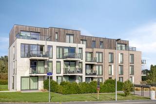 Instapklaar appartement van 85 m² op de 2de verdieping (gebouw met lift), gelegen in een nieuwe verkaveling 'Champ du Tordoir'. Vlakbij het centrum van Tubize, in een groene en rustige omgeving met een mooi verzicht over de vallei van Coeurcq. <br />Het appartement is ontworpen in een moderne, hedendaagse architectuur. Gordijnen op maat en verlichting zijn voorzien. <br />Indeling: inkomhal, leefruimte met open keuken (frigo, oven, kookplaat, dampkap, vaatwasmachine), berging, nachthal, 2 slaapkamers, badkamer met douche en wastafel, apart toilet en een terras. <br />Bijkomend is er een privékelder en een parkeerplaats inbegrepen bij het appartement. <br />Te bezoeken!