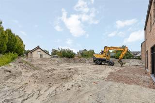 <p><span>6% BTW MOGELIJK!!</span></p><p><span> </span></p><p><span>"Thuiskomen is geen plaats, het is een gevoel en dat gevoel begint hier."</span></p><p><span> </span></p><p><span>Ben je op zoek naar een zeer energiezuinige woning met een kwalitatieve afwerking en ruim perceel? Ontdek dan snel deze vrijstaande nieuwbouwwoning in Balen, waar comfort, stijl en duurzaamheid samenkomen in één harmonieuze woonbeleving!</span></p><p><span> </span></p><p><span>Gelijkvloers: Inkomhal met afzonderlijk toilet, ruime en lichtrijke leefruimte met open keuken (voorzien van alle comfort), berging,</span></p><p><span>Verdieping 1: Nachthal, afzonderlijk toilet, drie slaapkamers en badkamer  (voorzien van dubbele lavabo, ligbad en instapdouche).</span></p><p><span>Verdieping 2: Afgewerkte zolderkamer met mogelijkheid tot opsplitsing in twee kamers + technische ruimte.</span></p><p><span> </span></p><p><span>Met een doordacht plan, mooie budgetten en duurzame materialen is dit de ideale woning voor wie wil wonen met stijl én toekomstvisie!</span></p><p><span> </span></p><p><span>Troeven op een rijtje: Mogelijkheid tot 6% BTW (sloop- en wederopbouwregelgeving!), duurzame materialen en kwalitatieve afwerking, vloerverwarming op gelijkvloers én eerste verdieping (ook in de slaapkamers), zonnepanelen van 5000 Wp,hybride omvormer minimum 5 kwp, thuisbatterij, regenwaterput van 10.000L aangesloten op toiletten en vorstvrije gevelkraan, watertoets (G- en P-score: A), gunstige ligging - goede verbindingsmogelijkheden!</span></p><p><span>De opgenomen energiescore = van de startverklaring EPB en houdt geen rekening met de extra's zoals de betere beglazing, zonnepanelen,... Dus de werkelijke energiescore gaat een stuk lager liggen!</span></p><p><span> </span></p><p><span>Grijp nu je kans en ontdek deze parel voor het te laat is! Contacteer ons snel voor een bezoek ter plaatse. Kenneth (kenneth.pollet@vastgoedhuys.be) op 0472/03 25 88 of Melissa (melissa.cardaci@vastgoedhuys.be) op 0486/54 71 80.</span></p>