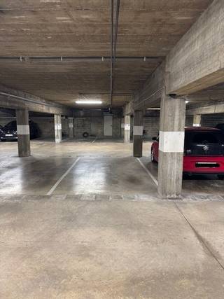 Deze ondergrondse autostaanplaats P30 bevindt zich in Heverlee in de onmiddellijke nabijheid van de Spar en de Naamsesteenweg en op wandelafstand van het station van Heverlee.<br /><br />Via een brede inrit heeft u toegang tot de ondergrondse autostaanplaats. De hoogte van de poort bij het binnenrijden bedraagt 2m.<br />Afmetingen staanplaats:<br />Breedte: 2,5m<br />Lengte : 5.6m<br /><br />Graag meer informatie en / of een bezoek ter plaatse? Contacteer ons via info@covas.be // 016 40 60 20 // www.covas.be