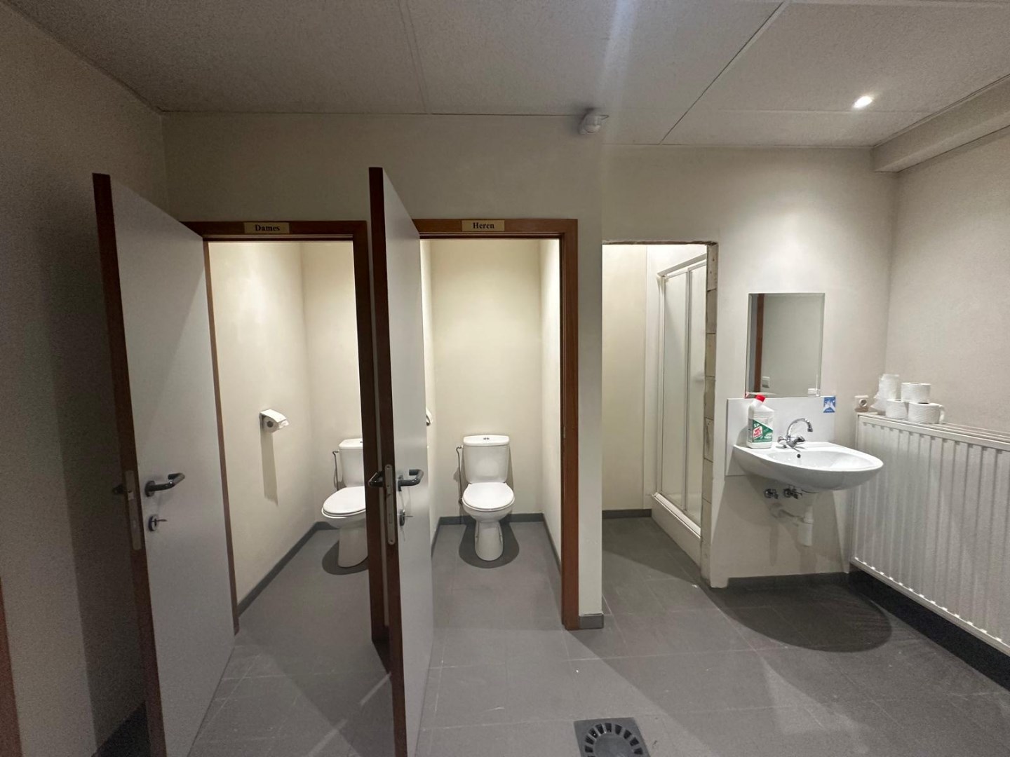 Te huur: ruime loods met voorzieningen in Westrozebeke - 2500 euro/maand - foto 4