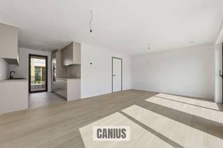 <p><span>KNAPPE NIEUWBOUWWONING MET 3 SLPKS</span></p><p><span> </span></p><p><span>Veerstraat 60B is de thuisbasis van deze knappe nieuwbouwwoning, dit pand bevindt zich achter de prachtige vakwerkwoning en wordt met de allernieuwste technieken afgewerkt.</span></p><p><span> </span></p><p><span>Op het gelijkvloers bevinden zich een inkomhal, een apart toilet, een berging, een keuken en een leefruimte.</span></p><p><span> </span></p><p><span>Op de eerste verdieping ontdekken we een nachthal, een badkamer, een apart toilet en drie slaapkamers.</span></p><p><span> </span></p><p><span>Bijkomend beschikt deze woning over een onderhoudsvriendelijke tuin met aangenaam terras en parkeergelegenheid.</span></p><p><span> </span></p><p><span>KORT SAMENGEVAT</span><span>:</span></p><p><span>Grondwaarde: € 100.000,00</span></p><p><span>12% registratie: € 112.000,00</span></p><p><span>Constructiewaarde: € 237.190,00</span></p><p><span>21% BTW: € 49.809,90</span></p><p><span>TOTAAL: € 399.000,00</span></p><p><span> </span></p><p><span>Opzoek naar een leuke woning in het landelijke Wellen? Maak snel je afspraak voor meer informatie 078 78 30 39 – <span>info@canius.be</span></span></p><p><span> </span></p><p><span>De vermelde oppervlaktes zijn slechts een indicatie. Canius Real Estate kan niet verantwoordelijk gesteld worden voor de juistheid van de door zijn verstrekte gegevens.</span></p><p><span> </span></p>