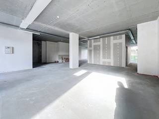 In het prestigieuze nieuwbouwproject Groenloo, gelegen op de voormalige Kodaksite in Vilvoorde, bieden wij nog 5 moderne kantoorruimtes te huur aan. Deze unieke locatie combineert een vlotte bereikbaarheid met een groene, hedendaagse werkomgeving.Kenmerken:- Oppervlakte: 245 m²- Huurprijs: € 2.450 / maand- Casco oplevering: volledige vrijheid om de ruimte naar eigen smaak en noden in te richten- Moderne nieuwbouw met kwalitatieve uitstraling- Gelegen in een dynamische en groeiende omgevingDaarnaast zijn er ook nog:- Staanplaatsen beschikbaar- Bergingen te huurDankzij de strategische ligging nabij belangrijke invalswegen en het centrum van Vilvoorde, is deze locatie ideaal voor ondernemingen die op zoek zijn naar een professionele en vlot bereikbare uitvalsbasis.Troeven:- Nieuwbouwproject met moderne architectuur- Flexibele invulling (casco)- Parkeermogelijkheden en extra opslagruimte- Aantrekkelijke en groene omgevingInteresse? Neem vandaag nog contact op voor meer informatie of een bezichtiging en ontdek de mogelijkheden van uw toekomstige kantoor in Groenloo!