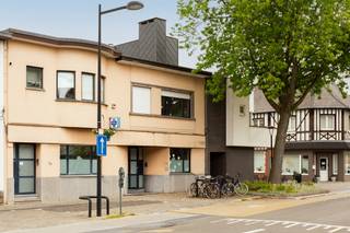 Deze mooie handelsruimte ligt pal in het commerciële centrum van Hove, met een mooie visibiliteit. Het gelijkvloers heeft een private toegang vanaf...