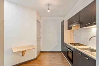 Deze goed gelegen woning bestaat uit een leefruimte met een open keuken, een badkamer, 2 verdiepen met telkens een ruime slaapkamer en een...