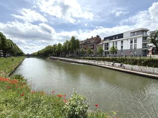Op een uitstekende locatie nabij de Coupure, het Groenevalleipark en het Begijnhof bevindt zich dit uitzonderlijke penthouse appartement.<br />Een absolute troef is het prachtige uitzicht op de historische torens van Gent, gecombineerd met maar liefst ca. 60 m² aan zonovergoten terrassen.<br /><br />Het appartement omvat een inkomhal, een ruime en lichtrijke leefruimte, keuken, twee slaapkamers, douchekamer en een apart toilet. Dankzij de grote raampartijen en de royale buitenruimtes geniet u hier van een uniek gevoel van licht, ruimte en privacy.<br /><br />Bewoonbare oppervlakte van circa 100 m² en meerdere terrassen voor- en achteraan het appartement.<br /><br /><u><strong>Algemene info:</strong></u>
<ul>
	<li>Ruime terrassen van ca. 60 m²</li>
	<li>Topligging nabij Coupure, Groenevalleipark en Begijnhof</li>
	<li>Privatieve kelderberging</li>
	<li>Ondergrondse staanplaats bijkomend aan te kopen aan €30.000</li>
	<li>EPC: 508 kWh/m² jaar. (renovatieverplichting)</li>
	<li>Door het plaatsen van een nieuwe verwarmingsinstallatie kan er een aanzienlijke energetische verbetering worden gerealiseerd, waarbij een <strong>EPC-label B </strong>binnen handbereik ligt.</li>
</ul>
<br />Een zeldzame opportuniteit voor wie op zoek is naar een penthouse, uitzonderlijke buitenruimte en een unieke ligging in het hart van Gent.<br /><br />Absoluut een bezoek waard!