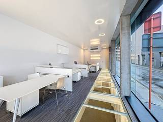 Kantoor op topligging te huur in Kortrijk. Dit kantoor van ca. 180 m² ligt op een commerciële locatie in Kortrijk. Het kantoor is verdeeld over...