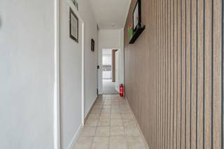 2 INSTAPKLARE 1 SLAAPKAMERS APPARTEMENTEN<br /><strong>ELK MET EIGEN NUTSVOORZIENINGEN</strong> <strong>EN HUISNUMMER</strong> <br /><strong>gelijkvloers </strong> : Living met keukenblok , ruimte met douche lavabo en aparte wc, wasplaats /berging,ruim terras 1 slaapkamer<br /><strong>1 ste verd</strong> : Living met keukenblok , ruimte met douche lavabo en aparte wc, wasplaats /berging, 1 slaapkamer <br />EPC 250