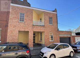 Wanneer je de foto's es nauwlettend bekijkt, zal je meteen versteld staan. <br />Deze prachtige woning tref je in de Grootveldstraat te Landen, op een mum van tijd te voet bereikbaar van het station waar dagelijks zoveel pendelaars langskomen, de scholen, het commercieel centrum van Landen.<br />Gezien je hier midden in de stad terecht komt, zal deze woonst je meteen bekoren. Het heeft een ruime garage (zelden midden in de stad), een leuke tuin die volledig zuidwest is gericht, en de woning zelf is enorm lichtrijk en top. Het is hier dus heel aangenaam vertoeven.<br />De huidige eigenaar heeft deze plek super gezellig ingericht. De oude structuur is grotendeels bewaard gebleven waardoor het een speciaal cachet heeft.<br />De keuken aansluitend op de ruime leefruimte, is volledig modern ingericht, baadt in het licht en geeft meteen een zicht op het terras en de tuin.<br />Op de gelijkvloerse verdieping treffen we dus : een zeer ruime hal, een leefruimte, aansluitend de ruime keuken, een garage. Ook de mooi ingerichte badkamer treffen we op het gelijkvloers. Via deze verdieping hebben we ook nog recht op twee kelders.<br />Op de eerste verdieping treffen we 2 ruime slaapkamers, een kleinere verbonden door een dressing. <br />De zolderverdieping werd inmiddels ook volledig ingericht om er zijn trek in te nemen. Grandioos hoor. Zo'n grote plek.<br />Bovendien is de woonst voorzien van zonnepanelen en een thuisbatterij. <br />Je hoeft dus echt niet te twijfelen. Dit is de woonst waar je naar op zoek bent.<br />Maak snel een afspraak voor een bezoek en wees er snel bij.<br />Neem contact op via onze link of bel even binnen via 011/361919.<br />Succes!!!!