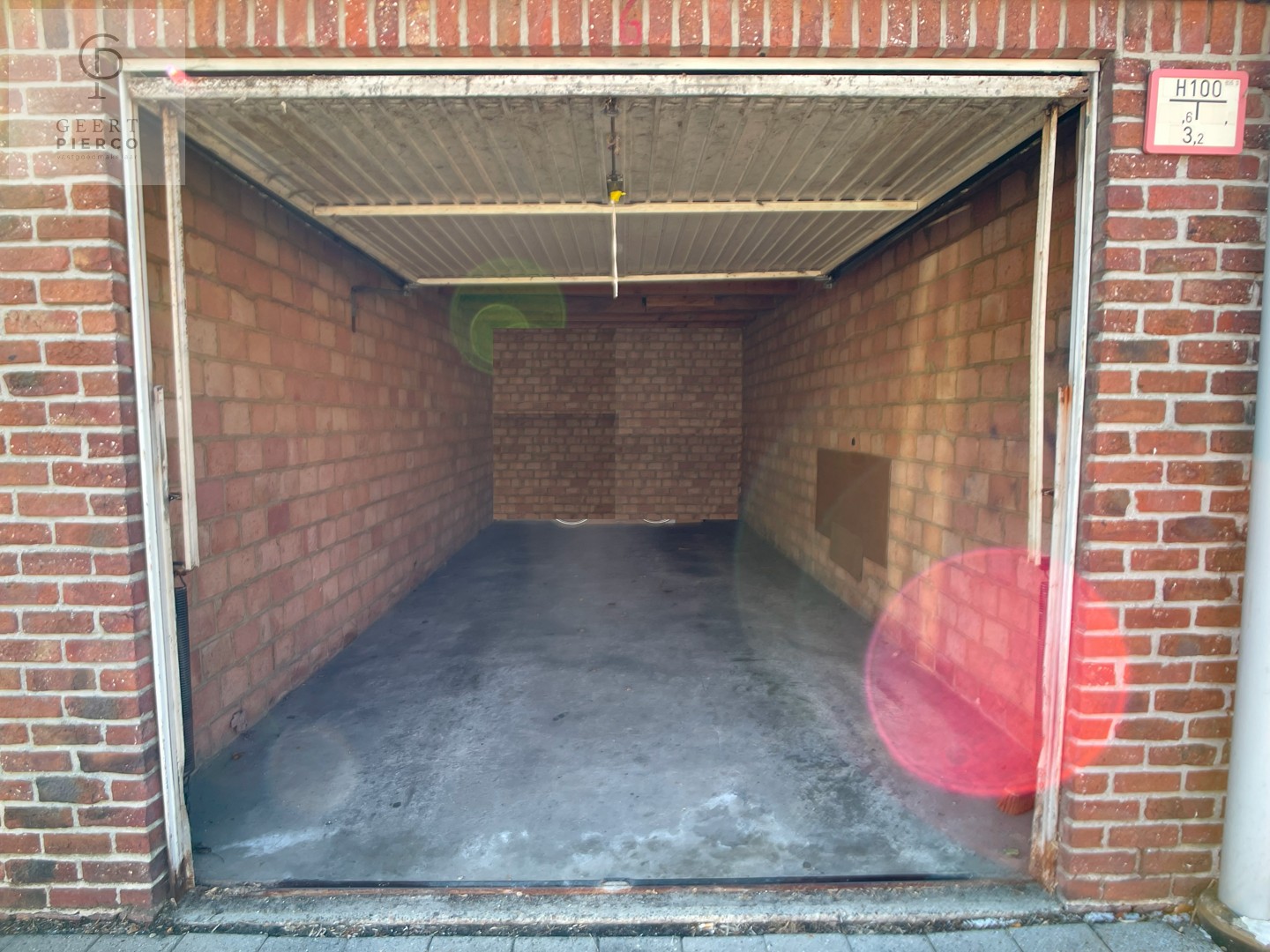 Deze opbrengsteigendom voorziet zeven afgesloten garageboxen en één open autostaanplaats. Gelegen te midden van een woonwijk is de huurgarantie bijna een absolute zekerheid! - foto 4