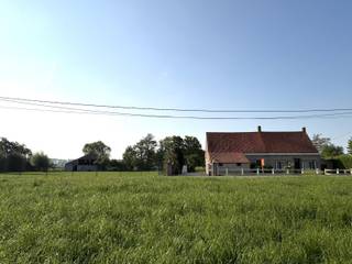 Geniet u binnenkort van het adembenemende zicht en de rust op deze locatie?<br /><br />Het centrum Damme is vlakbij en u bent er slechts 10 minuten verwijderd van Brugge en 15 min van Knokke.<br /><br />De woning is te moderniseren en is ingedeeld in o.a. keuken, bijkeuken, leefruimte, gelijkvloerse slaapkamer, kelder, voutekamer en zolder met zolderkamer en mogelijkheden tot extra slaapkamers.<br /><br />Daaraast zijn er bijgebouwen met mogelijkheden, waaronder 1 bijzonder groot bijgebouw met afmetingen 23m op 12,5m en een volume van 999 m³.<br /><br />FUNCTIEWIJZIGING LANDBOUW NAAR PARTICULIER WONEN IN AANVRAAG.<br /><br />Uw nieuwe thuis maken op deze rustige locatie temidden de Damse Polders?<br /><br />Contacteer Bonne Vastgoed 7 op 7 voor de prijs en meer info via 0468/10.40.40 of info@bonnevastgoed.be