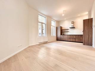 In een charmant, kleinschalig gebouw, op een boogscheut van het bruisende Park Spoor Noord, bevindt zich dit volledig gerenoveerde gelijkvloers appartement van ca. 72m².<br /><br />Het appartement beschikt over 2 volwaardige slaapkamers, ideaal voor wie graag wat extra ruimte heeft. De hoge plafonds geven elke ruimte een heerlijk open gevoel, terwijl de recente renovatie met hoogwaardige materialen zorgt voor een moderne, frisse uitstraling. <br />De keuken is open en volledig geïnstalleerd met koelkast, diepvries, vaatwasser, oven, kookplaat, dampkap en spoelbak. Badkamer is ruim en voorzien van lavabo, douche en plaats voor was-en droogkast. In de nachthal is er een gastentoilet met handenwasser. <br />Alle muren werden volledig geschilderd, waardoor je letterlijk enkel je meubels hoeft mee te brengen.<br />Met een energiezuinig EPC‑label B (160) woon je hier comfortabel én voordelig. De elektriciteit is conform, wat meteen extra zekerheid biedt voor de toekomst. Het gebouw is kleinschalig en rustig, perfect voor wie houdt van privacy en een aangename woonomgeving.<br /><br />De ligging is een absolute troef: op wandelafstand van scholen, openbaar vervoer, het Centraal Station en natuurlijk het geliefde Park Spoor Noord, waar je kunt genieten van ontspanning, sport of een gezellige picknick. Alles wat je nodig hebt, ligt binnen handbereik.<br /><br />Dit appartement is een ideale keuze voor jonge starters die op zoek zijn naar een stijlvolle eerste woning, maar evenzeer een sterke investering dankzij de ligging, afwerking en energiezuinigheid.<br /><br />Specificaties: EPC 160 kWh/(m²jaar) P-score: C - G-score: C / vg-wg-gdv-gvkr-gvv<br /><br />Vraagprijs €239.000,- <br />Wenst u een bezoek aan deze penthouse, laat het ons gerust weten en wij plannen met de glimlach een bezoek in.<br />U kan ons contacteren op het nummer 03 203 02 02 of via mail immo@sidimex.be