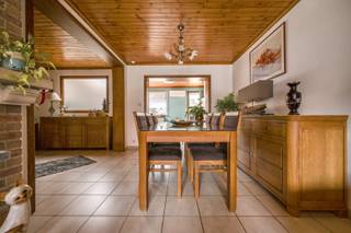 Op een zeer centrale locatie in Bornem, op korte afstand van het centrum en het openbaar vervoer, vinden we deze bijzonder goed onderhouden en instapklare woning. Een woning die niet alleen praktisch is gelegen, maar ook beschikt over een aantal sterke troeven die het dagelijkse comfort aanzienlijk verhogen. Een absolute meerwaarde is de achteruitweg naar de ruime garage, aangevuld met een eigen oprit. Hierdoor beschikt u over bijzonder veel parkeermogelijkheden, wat in een centrale omgeving een echte luxe is.<br />De woning is bovendien energetisch goed uitgerust. Er zijn 10 zonnepanelen met thuisbatterij, airco’s die zowel kunnen verwarmen als koelen en de woning beschikt over PVC-ramen met dubbele beglazing. Deze investeringen vertalen zich in een zeer gunstig EPC-label B. Binnenkomen doet u in een verzorgde inkomhal met toegang tot de aangename leefruimte. De lichtrijke woonkamer sluit mooi aan op de goed uitgeruste keuken, waar u over voldoende ruimte en comfort beschikt. Verder is er op het gelijkvloers een apart gastentoilet en een praktische toegang tot de droge kelder, ideaal als extra bergruimte. Op de eerste verdieping bevinden zich drie slaapkamers en een verzorgde badkamer met inloopdouche en toilet. De woning werd doorheen de jaren steeds met veel zorg onderhouden en verkeert dan ook in een zeer nette en instapklare staat.