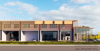 Le bâtiment est équipé d'une porte sectionnelle de 4x5 mètres sur la façade latérale, d'une paroi vitrée de 5,50x8,78 mètres à l'avant incluant...