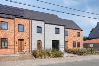 <span><span><strong>MONO</strong><br />Residentieel wonen in het rustige Bovekerke (op de kruising van Kortemark, Diksmuide en Koekelare) op een groot perceel met west-oriëntatie.<br /><br /><strong>MONO is een kleinschalig en uiterst energiezuinig nieuwbouwproject</strong> bestaande uit 3 gekoppelde woningen in pastoriestijl gelegen langs de Noordstraat en één moderne villa gelegen langs Moscou. Alle woningen worden opgeleverd met 3 ruime slaapkamers (mogelijkheid tot het inrichten van een vierde slaapkamer bij de gekoppelde woningen), parkeergelegenheid en mogelijkheid tot het plaatsen van een carport. <br /><br /><strong>Comfort, energiezuinigheid, kwaliteit en een unieke ligging </strong>zijn de eigenschappen van deze kleinschalige realisatie.<br /><br />Tijdens de ontwerpfase werd veel aandacht geschonken aan enerzijds de energiezuinigheid en anderzijds het wooncomfort van de bewoners:</span></span>
<ul>
	<li><strong><span><span>Praktische indeling;</span></span></strong></li>
	<li><strong><span><span>veel lichtinval;</span></span></strong></li>
	<li><strong><span><span>smart air systeem, zowel verwarming als koeling (airco);</span></span></strong></li>
	<li><strong><span><span>warmtepomp met zonnepanelen; </span></span></strong></li>
	<li><strong><span><span>…</span></span></strong></li>
</ul>
<span><span>Op deze manier is het zowel binnen als buiten aangenaam vertoeven.<br /><br /><u><strong>Indeling:</strong></u> Op het gelijkvloers bevinden zich de mooie inkomhal met gastentoilet en de grote leefruimte met open keuken gekoppeld aan een erg ruime keukenberging. Op de eerste verdieping beschikt de woning over 3 zeer ruime slaapkamers, een badkamer (inloopdouche, dubbele lavabo en mogelijkheid tot het plaatsen van een ligbad) en afzonderlijk toilet op de gang. De woning biedt de mogelijkheid om een vaste trap te plaatsen naar de tweede verdieping, waar u tevens een extra slaapkamer of hobbykamer kan inrichten.<br /><br />Een carport zal vergund worden en kan op vraag gerealiseerd worden bij de halfopen bebouwingen, de gesloten woning beschikt over een parkeerplaats voor de woning.<br /><br /><strong>Woning:</strong> Gerealiseerd op een ruim perceel van <strong>533,12m² </strong>en maar liefst ca. 160 m<sup>2</sup> aan bewoonbare oppervlakte (excl. zolder).<br /><br /><strong>Wat maakt MONO uniek:</strong></span></span>

<ul>
	<li><span><span>Energiezuinig project (smart air systeem met warmtepomp (l/l), zonnepanelen per woning,…);</span></span></li>
	<li><span><span>kleinschalig project;</span></span></li>
	<li><span><span>rustige ligging;</span></span></li>
	<li><span><span>kwalitatieve architectuur en materiaalkeuze;</span></span></li>
	<li><span><span>...</span></span></li>
</ul>
<span><span><strong>Bent u op zoek naar een unieke nieuwbouwwoning in landelijke stijl of een moderne alleenstaande villa? Plan dan snel uw afspraak! Contacteer ons op het nummer 051 50 11 51 of via diksmuide@diksimmo.be.</strong></span></span>