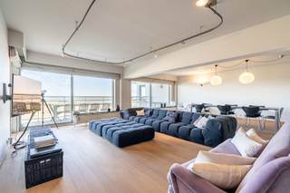 Uniek aanbod op de Wandeldijk in Het Zoute - Uitzonderlijk ruim appartement te koop in de prestigieuze residentie Duinhuis. Het appartement...