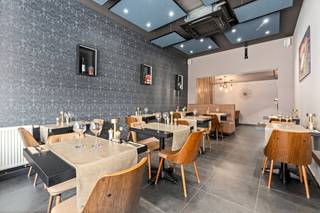 [[ DIT PAND NEEMT DEEL AAN DE ERA OPEN HUIZEN DAG OP 19/9 VAN 11:00 TOT 12:00 ]]
<p>Dit verzorgde handelspand in de winkelstraat van Zwijndrecht combineert wonen en werken op een centrale locatie met veel passage. Een uniek handelsconcept waarbij u letterlijk boven uw eigen zaak woont, ideaal voor zelfstandigen, investeerders of vrije beroepen. Het gerenoveerde pand biedt talloze mogelijkheden voor onder meer een nagelstudio, kantoor, praktijkruimte of horecaconcept. Daarnaast beschikt het over een ruim duplex appartement met 3 à 4 slaapkamers en en een GIGA terras van maar liefst 26m²! Interesse om alle materialen en meubilair mee over te nemen? Laat het ons dan even weten! Dankzij de ligging nabij openbaar vervoer, scholen, invalswegen en het station geniet u hier van een uitstekende bereikbaarheid.</p>

<p>Handelsruimte met diverse commerciële mogelijkheden (restaurant, kantoor, nagelstudio, etc ... ) in een drukke winkelstraat<br />• Polyvalente ruimte (29 m²)<br />• Bar (23 m²) met extra opslag- of werkmogelijkheden<br />• Toiletten (5 m²)<br />• Berging (11 m²) met praktische opbergruimte<br />• Kelder (23 m²) ruim, praktisch en droog!</p>

<p>Duplex :<br />De grote, aangename leefruimte, 3 slaapkamers (mogelijks 4), verzorgde keuken (9 m²) en badkamer (9 m²) zijn ideaal voor gezin die wonen en werken willen combineren, op een centrale ligging.</p>

<p>Troeven:<br />• Wonen en werken combineren in het centrum van Zwijndrecht met een groot en aangenaam dakterras van maar liefst 26m² !<br />• Gerenoveerd handelspand met woning, veelzijdige invulling mogelijk<br />• Mogelijkheid tot overname van materialen en meubilair kan samen besproken worden</p>

<p>Neem vandaag nog contact op met je ERA-makelaar voor een bezoek.</p>