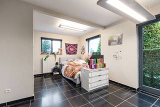 Prachtige woning OB op 737m² grondopp - 4 slpkmrs!<br /><br />Op zoek naar ruimte, comfort, rust en groen? Deze prachtige woning combineert kwaliteit en royaal woonoppervlak. De woning verwelkomt U met 3 dubbele parking en oprit met poort. Twee voordeuren. Eentje naar voormalige praktijkruimte (nu slaapkamer) met inkomhal en wc. Ander deur evenens inkomhal, badkamer met ligbad, ruime living met open keuken, knappe leefveranda, bergplaats/wasplaats, ruim terras, mooie aangelegde tuin rondom de woning en vijver. Boven nog 3 slaapkamers en 2e badkamer met douche. EPC 202 kWh/m² - label C. Elektriciteit CONFORM - uitgerust met zonnepanelen en laadpaal. Heerlijke plaats voor gezelligheid en ontspanning, comfortabel voor gezin met meerdere kinderen. Kom dit pareltje snel ontdekken!