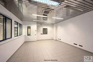 Dit ruime kantoor op een centrale locatie in Mechelen-Noord is ideaal om als uw nieuwe kantoorruimte of winkel in te richten. Dankzij de grote open ruimtes zijn er veel mogelijkheden tot inrichting in het pand en de hoeklocatie in een drukbezochte straat in Mechelen zorgt voor voldoende zichtbaarheid en passage. <br /><br />Het kantoor was voorgaand ingericht als bank-en verzekeringskantoor en heeft volgende indeling: een onthaal met loketten, 2 afgesloten bureau's en een open bureaugedeelte, een keuken, toiletten, een grote kluis (uiteraard ook te gebruiken als opslagruimte eventueel) en een kelder. Net voor het gebouw zijn er 2 parkeerplaatsen bij te huren voor €120,- per maand. Verder kunnen klanten parkeren op een nabije parking op wandelafstand voor kortere periodes of in de nabijgelegen straten. <br /><br />Het pand beschikt volledig over dubbele beglazing en heeft een gunstig EPC label B. De provisie voor de vaste kosten bedraagt € 150,- per maand en dient voor de onroerende voorheffing en de brandverzekering met afstand van verhaal. Aarzel niet en vraag nu je afspraak aan via mail aan info@immosir.be.