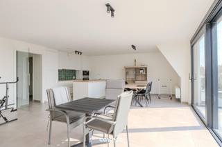 Instapklaar en verzorgd appartement met twee slaapkamers en garage.STARTPRIJS: Elk bod boven deze startprijs, wordt voorgelegd aan de eigenaars, die al dan niet kunnen in gaan op dit aanbod.Dit centraal gelegen appartement bevindt zich op de tweede verdieping en verwelkomt u via een inkomhal. De lichtrijke woonkamer met open keuken sluit naadloos aan op een aangenaam terras. Verder beschikt het appartement over een apart toilet, een badkamer en een praktische berging. De twee slaapkamers geven uit op een tweede terras, wat zorgt voor extra buitenruimte en comfort.Het appartement is ruim opgevat en afgewerkt met hoogwaardige, kwalitatieve materialen, woonkamer voorzien van zonnescreens. Bovendien werd er veel aandacht besteed aan energiezuinigheid, wat bijdraagt aan een duurzame en comfortabele woonervaring.Als extra troef beschikt u over een vlot toegankelijke garage achteraan het gebouw. Daarnaast is er een ruime gemeenschappelijke fietsenberging aanwezig.📞 Contacteer Nele voor een bezoek: 0494 03 02 86 – nele@correctvastgoed.be👉 Online schattingstool: https://www.correctvastgoed.be/schatting