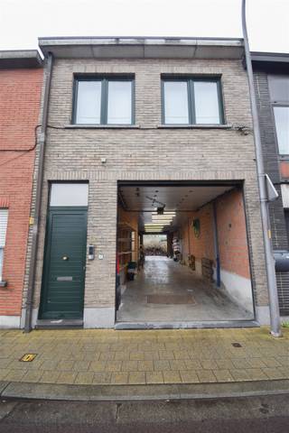 Magazijn op uitstekende ligging met aan de straatzijde een automatische poort (H: 2,8 B:2,7). Oppervlakte magazijn: 69m². Buitenruimte: 76m²...