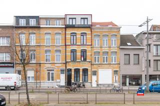 <p><span>HOBOKEN | DUPLEX APPARTEMENT MET VIER SLAAPKAMERS EN TWEE BADKAMERS | EPC B |</span></p><p><span>Indeling als volgt : tweede verdieping: woonkamer - keuken met eetruimte - hal - 2 slaapkamers (10m² & 12m²) - badkamer met inloopdouche en toilet - berging / technische ruimte.</span></p><p><span>Derde verdieping: traphal - 2 slaapkamers (10m² & 12m²) - badkamer met douche en toilet |</span></p><p><span> </span></p><p><span>Extra troeven:</span></p><ul><li><span>Authentieke gevel</span></li><li><span>Gerenoveerd in 2019</span></li><li><span>Water, elektriciteit en gas zijn individueel</span></li><li><span>Extra bergruimte in grote gemeenschappelijke kelder</span></li><li><span>Het appartement is zeer gunstig gelegen nabij winkels, scholen en openbaar vervoer</span></li><li><span>Het appartement is momenteel verhuurd voor 1263,53 euro per maand.</span></li></ul><p><span> </span></p>