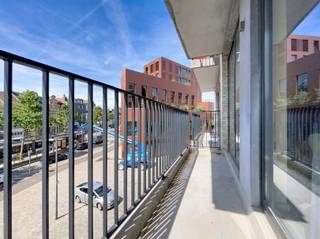 <p><span>Mooi gemeubeld appartement op het Eilandje.</span></p><p><span> </span></p><p><span>Dit gemeubeld appartement is gelegen in een recent appartementsgebouw op een toplocatie op het Eilandje, vlakbij winkels, restaurants, scholen en openbaar vervoer. Ook park Spoor Noord, het MAS en de Scheldekaaien zijn op wandelafstand. Het gebouw is voorzien van een lift en van een vuilnis- en fietsenberging. </span></p><p><span>Het appartement zelf bestaat uit een inkomhal, een zeer lichte woonkamer met open keuken en eettoog (geïnstalleerd met keramisch kookvuur, dampkap, ijskast, vaatwasser en combi-oven). Aansluitend is er een gezellig zuid-gericht terrasje. Achteraan het appartement ligt de slaapkamer, de badkamer met dubbele wastafel en grote inloopdouche, het apart toilet en de berging met aansluiting voor wasmachine. Overal is tegelparket voorzien; dit zorgt voor een mooie uitstraling en ruimtelijk gevoel maar ook voor makkelijk onderhoud. Alle kamers zijn bovendien voorzien van lichtarmaturen en van gordijnen. </span></p><p><span> </span></p><p><span>Vaste kosten: 105,- euro per maand ( inclusief beheer gebouw, onderhoud algemene delen, onderhoud en keuring lift, elektriciteit en water van de algemene delen, onderhoud brandbeveiliging, ruimen beerput)</span></p><p><span> </span></p><p><span> </span></p>