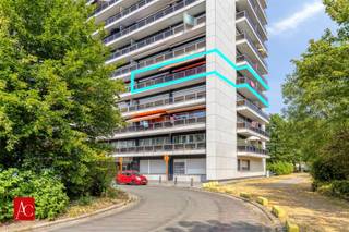 <p>Ruim en instapklaar appartement met 3 slaapkamers en garage in Sint-Niklaas</p><p>Op zoek naar een ruim appartement op een gunstige locatie in Sint-Niklaas? Dan is dit verzorgde appartement zeker een bezoek waard!</p><p>Het appartement gelegen op de 4de verdieping beschikt over drie volwaardige slaapkamers en biedt een aangename, praktische indeling. De recent gerenoveerde keuken is stijlvol afgewerkt en voorzien van alle hedendaagse comfort. Ook de badkamer werd vernieuwd, waardoor je zonder zorgen meteen kunt intrekken.<br />Alle slaapkamers én de leefruimte zijn allen voorzien van AIRCONDITIONING, wat een enorm comfort biedt om heel snel een ruimte af te koelen of zelfs op te warmen.</p><p>Met een EPC-score van 159 kWh/m²/jaar geniet je van een energiezuinige woning. Bovendien is het appartement asbestveilig, wat extra gemoedsrust biedt.</p><p>Als extra troef beschikt het appartement over een privatieve garage, ideaal voor het veilig parkeren van je wagen of als extra bergruimte.</p><p>Dankzij de uitstekende ligging bevinden winkels, scholen, openbaar vervoer en belangrijke invalswegen zich op korte afstand.</p><p>Neem vandaag nog contact op voor een bezoekje !</p>