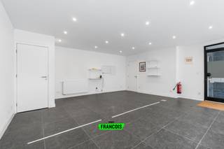 Bent u op zoek naar een veelzijdige eigendom te koop in Oostende waar wonen en werken perfect gecombineerd kunnen worden? Dan is deze handelsruimte met appartement aan de Torhoutsesteenweg 294 een buitenkans. Dankzij de strategische ligging op een drukke invalsweg geniet deze eigendom van een uitstekende zichtbaarheid en een vlotte bereikbaarheid.<br /><br />Het gelijkvloerse handelspand heeft een oppervlakte van circa 32 m² en beschikt over grote raampartijen die zorgen voor een maximale etalage- en visibiliteitswaarde. Hierdoor leent de ruimte zich uitstekend voor een kledingzaak, kantoor, praktijkruimte of andere commerciële activiteiten. Daarnaast is er een afzonderlijk toilet aanwezig.<br /><br />Aansluitend bevindt zich het appartement met een bewoonbare oppervlakte van circa 83 m². Via de inkomhal met gastentoilet komt u terecht in de ruime en lichtrijke leefruimte met open keuken. Naast de keuken bevindt zich een praktische berging. Vanuit de leefruimte heeft u toegang tot de gezellige binnenkoer van 16 m², waar het aangenaam vertoeven is. Verder beschikt het appartement over een ruime slaapkamer en een badkamer uitgerust met een douche, wastafel en toilet.<br /><br />Deze eigendom wordt verkocht als één geheel en biedt daardoor tal van mogelijkheden voor zelfstandigen, investeerders of wie wonen en werken wenst te combineren op één locatie. Bovendien bestaat, mits het verkrijgen van de nodige vergunningen, de mogelijkheid om het handelspand en het appartement afzonderlijk op te splitsen.<br /><br />Een unieke opportuniteit voor wie op zoek is naar een commercieel gelegen eigendom met woongelegenheid in Oostende. Contacteer Immo Francois vandaag nog voor meer informatie of een bezoek ter plaatse.<br /><br />