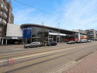 Showroom gecombineerd met opslag- en kantoorruimte te huur met uitstekende visibiliteit. Fantastisch gelegen vlakbij het centrum van Gent en...