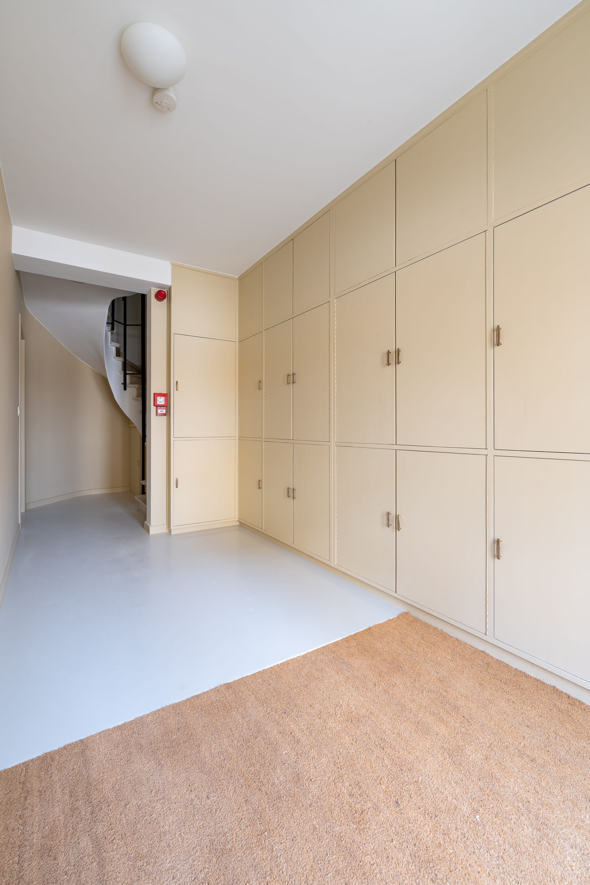 Volledig gerenoveerde bureau met koer in Sint-Pieters-Leeuw - foto 5