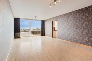 <p><span>Op zoek naar een </span><span>ruim appartement met veel potentieel</span><span> dat je volledig naar eigen smaak kunt inrichten? Dan is dit appartement zeker een bezoek waard.</span></p><p><span>Gelegen op de </span><span>zesde verdieping van een verzorgde residentie met lift</span><span>, geniet je hier van een aangenaam gevoel van ruimte en een </span><span>mooi open uitzicht over Schoten</span><span>.</span></p><p><span>Het appartement beschikt over een </span><span>ruime en lichtrijke leefruimte</span><span>, een aparte keuken, een badkamer met inloopdouche en aansluitingen voor wasmachine en droogkast, </span><span>twee volwaardige slaapkamers</span><span>, een apart toilet en een praktische berging.</span></p><p><span>Extra troeven zijn de </span><span>dubbele beglazing</span><span>, de goed onderhouden residentie, een </span><span>gemeenschappelijke tuin</span><span>, ideaal voor wie een hond heeft, en een </span><span>ondergrondse fietsenberging</span><span>.</span></p>