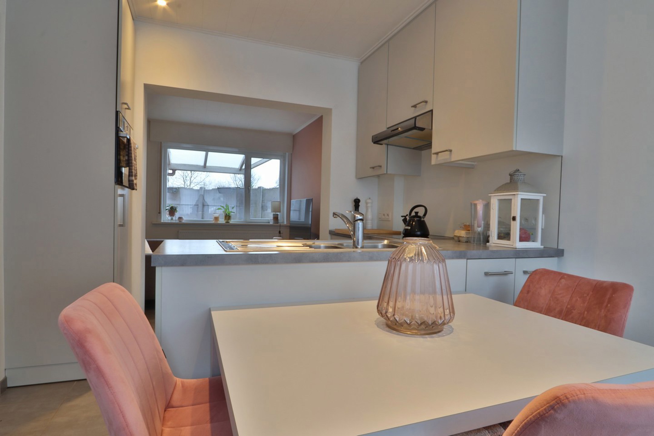 Knusse woning met 2 slaapkamers, terras en carport te huur! - foto 4