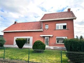 Mooi vrijstaand landhuis met 14 are grond gelegen aan de Mechelbaan 121 te Onze-Lieve-Vrouw-Waver Ondergronds: kelderGelijkvloers: inkom vooraan,...