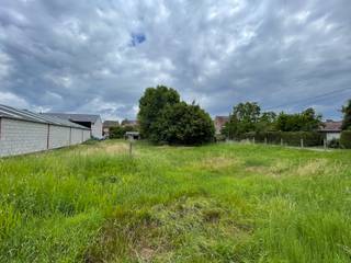 Pal in het dorp van Ramsel gelegen ruime projectgrond (6% btw) van maar liefst 16a 26ca. Vooraan appartementen mogelijk, langs Schoolstraat...