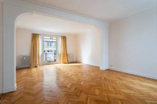 Wonen aan de iconische Mechelsesteenweg betekent wonen op een centrale en levendige locatie in Antwerpen, ideaal voor wie mobiliteit en duurzaamheid belangrijk vindt. Winkels, scholen en horeca liggen op wandelafstand, terwijl u vlakbij drie groene parken vindt: het Koning Albertpark, Stadspark en Harmoniepark.<br /><br />Welkom in deze penthouse op de 5de verdieping van een hoekgebouw in art-decostijl. Het appartement is perfect voor wie houdt van authenticiteit en karakter. Aan de voorzijde bevindt zich de lichtrijke leefruimte met visgraatparket en prachtige art-deco-elementen zoals elegante bogen en originele deuren. Ook de authentieke radiatoren versterken de charme. Dankzij het grote raam, dat volledig kan worden opengezet, geniet u van een aangenaam binnen-buitengevoel met Frans balkon.<br /><br />De recent gerenoveerde keuken werd afgewerkt met hoogwaardige materialen zoals Italiaans marmer, Vola-kranen en een Boretti-gasfornuis. Er is veel opbergruimte en aansluitend vindt u een gezellige eetruimte. Vanuit de keuken heeft u toegang tot een klein balkon, ideaal als leeshoek of kruidentuintje. Tegenover de keuken ligt de eveneens vernieuwde badkamer met ruime douche, ligbad en stijlvolle lavabo.<br /><br />Via de gang bereikt u de achterzijde van het appartement met drie volwaardige slaapkamers en een extra ruimte die momenteel als dressing dient.<br /><br />Dé troef? Het gemeenschappelijke rooftopterras met buitenbar, dat bovendien kan worden gereserveerd voor privégelegenheden.<br /><br />Private kelderberging inbegrepen.<br /><br />Interesse? Contacteer LISTED via +32 2 83 51 51.