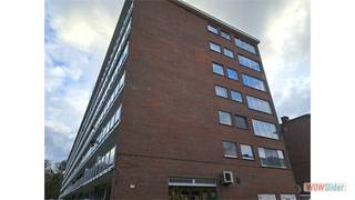 <p>Een mooi afgewerkt appartement op de zesde verdieping met een mooi panorama zicht bestaande uit een woonkamer(voorzien van parketvloer), ingerichte keuken, 1 slaapkamer (voorzien van parketvloer), badkamer, terras, lift. In de maandelijkse gemeenschappelijke kosten zitten ook het voorschot van water en verwarming inbegrepen.</p>
