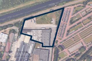 Gloednieuw <strong>KMO-unit</strong> van 144 m², strategisch gelegen in Vilvoorde.<br /><br />De site bevindt zich op korte afstand van belangrijke verkeersaders zoals de N1 (Schaarbeeklei), N211 (Luchthavenlaan), R22 (Woluwelaan), R0 en E19. Ook de A12, Brussels Airport en de belangrijkste economische en logistieke knooppunten van Vilvoorde en Machelen zijn vlot bereikbaar.<br /><br />De casco KMO-unit wordt kwalitatief opgebouwd en beschikt over een vrije hoogte van 6 m. De unit is toegankelijk via een automatische sectionale poort (4,25 m B x 4,20 m H) en wordt voorzien van een regenwaterput, een polybetonvloer met een draagkracht van 3 t/m² en individuele nutsvoorzieningen.<br /><br />Het project omvat <strong>17 units</strong> met oppervlaktes van <strong>144 m² tot 3.340 m²</strong>, waarbij meerdere units kunnen worden samengevoegd tot grotere entiteiten. <br /><br />De site beschikt bovendien over<strong> ruime parkeervoorzieningen</strong>. Er is eveneens de mogelijkheid om de <strong>unit op maat </strong>te laten afwerken, volledig afgestemd op de specifieke wensen en noden van uw onderneming, in samenspraak met de ontwikkelaar.<br /><br />Contacteer <strong>PANORAMA B2B</strong> voor bijkomende inlichtingen of een vrijblijvend plaatsbezoek via <strong>0477 30 40 05.</strong><br />