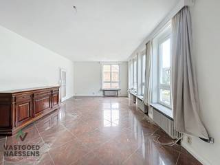 Deze hoekwoning is uniek in zijn soort en kan voor verschillende doeleinden gebruikt worden. De woning is gelegen in een rustige woonwijk vlakbij...