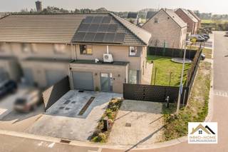 Deze recente woning is gelegen in een heel rustige buitenwijk, op de rand van Wachtebeke-centrum. Via de inkomhal (met gastentoilet) kom je tot in...