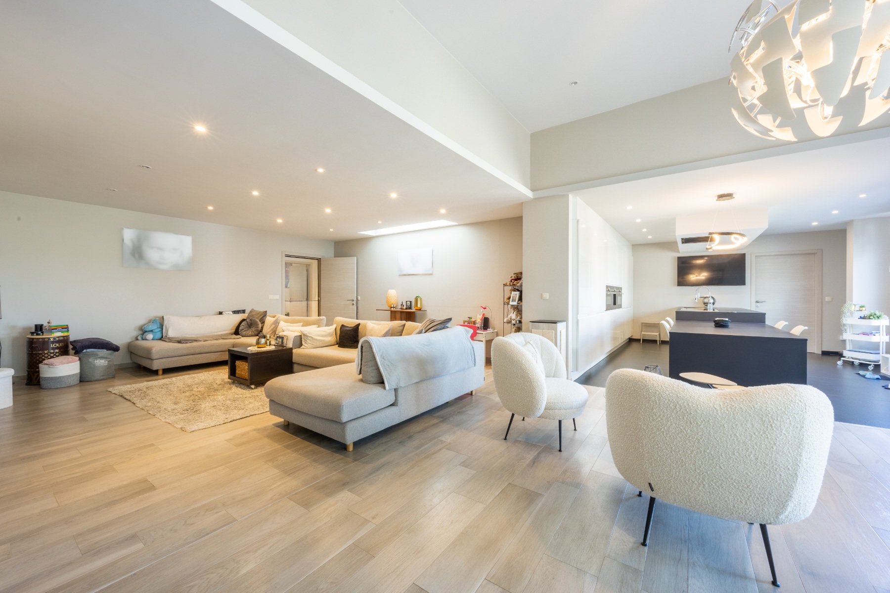 Exclusieve loods van 300m² met luxueus appartement van 199m² in ambachtelijke zone te Bredene - photo 4