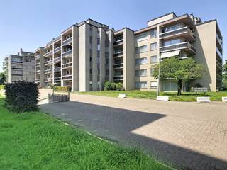 Vous recherchez un appartement spacieux dans le centre de Beveren ? Pour votre propre maison ou comme investissement à louer ? Alors lisez la suite rapidement.Cet appartement est proposé à la vente dans la résidence Rameyenhof, située sur le récif de Ciamberlan à Beveren. L'appartement est situé du côté intérieur, loin de la circulation routière.Il est situé au 4ème (dernier) étage. Le bâtiment est équipé d'un ascenseur. L'appartement comprend une place de parking hors sol non couverte.L'appartement est chauffé électriquement (l'installation d'une pompe à chaleur est possible). Le toit a déjà été isolé. La rénovation et l'isolation des façades et des terrasses sont en cours. Les frais sont à la charge du vendeur.Le hall d'entrée dispose d'un vestiaire et donne accès aux toilettes invités. Le salon spacieux donne sur la terrasse orientée au sud. La cuisine est équipée d'une plaque vitrocéramique, d'un four et d'une hotte.Par le hall de nuit, nous atteignons les deux chambres spacieuses. La salle de bain dispose d'une baignoire et d'un espace pour une machine à laver.L'appartement est actuellement loué. En cas d'utilisation personnelle, le délai de préavis légal s'applique.Cet appartement a éveillé votre intérêt ? Alors prenez rendez-vous rapidement via dewaele.com ou appelez le 03/296.80.50. À bientôt !Registre des mesures: non
