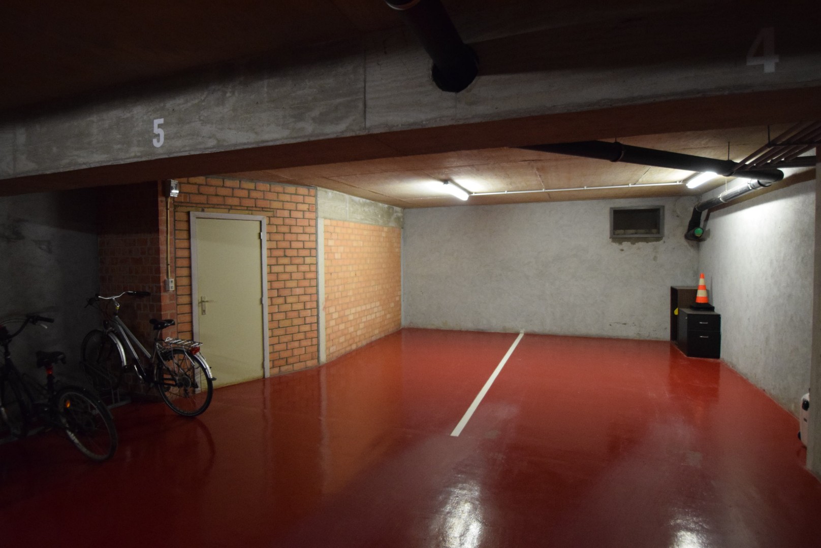 Toegangkelijke staanplaats + berging te koop - photo 4