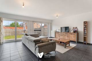 <p><span>Gelijkvloers appartement in centrum inclusief garage</span></p><p><span> </span></p><p><span>Belangrijkste troeven:</span></p><p><span>- Ideale, centrale ligging: rustig gelegen en alles op wandelafstand</span></p><p><span>- Volledig gelijkvloers</span></p><p><span>- Terras + tuintje</span></p><p><span>- Garage reeds in de prijs inbegrepen</span></p><p><span>- Lage gemeenschappelijke kosten</span></p><p><span>- Badkamer en gasketel pas vernieuwd</span></p><p><span> </span></p><p><span>Bekijk zeker ook onze grondplannen met de afmetingen. Zo krijgt u van thuis uit al een perfect beeld van wat deze woning te bieden heeft!</span></p><p><span>Wenst u meer info of een vrijblijvende bezichtiging, contacteer dan ons kantoor op het nummer 014 39 99 99 en wij helpen u graag verder.</span></p>
