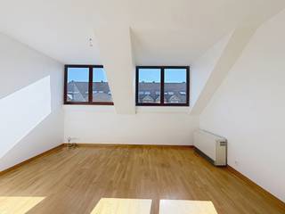 ANDERLECHT, vlakbij Shopping Westland en alle openbaarvervoersverbindingen, gezellige, gerenoveerde duplexwoning met 2 slaapkamers van ± 80 m², gelegen op de 4e verdieping met lift. De indeling is als volgt: inkomhal met inbouwkast, woonkamer van ± 20 m², ingerichte keuken (oven, kookplaten, afzuigkap, koelkast, vriezer, ruimte voor vaatwasser), slaapgedeelte, toilet, slaapkamer van ± 11 m², badkamer. Op de bovenverdieping: slaapkamer van ± 20 m², doucheruimte met toilet, inbouwkast met ruimte voor wasmachine en kelder. Alle oppervlakten zijn bij benadering. EPB: F. Parkeerplaats VERPLICHT: 100 € extra per maand. Vaste kosten: 130 € per maand (gemeenschappelijke kosten). Eenmalige verhuiskosten van 50 € + 130 € per jaar voor de verzekering tegen vorderingen. Direct beschikbaar.